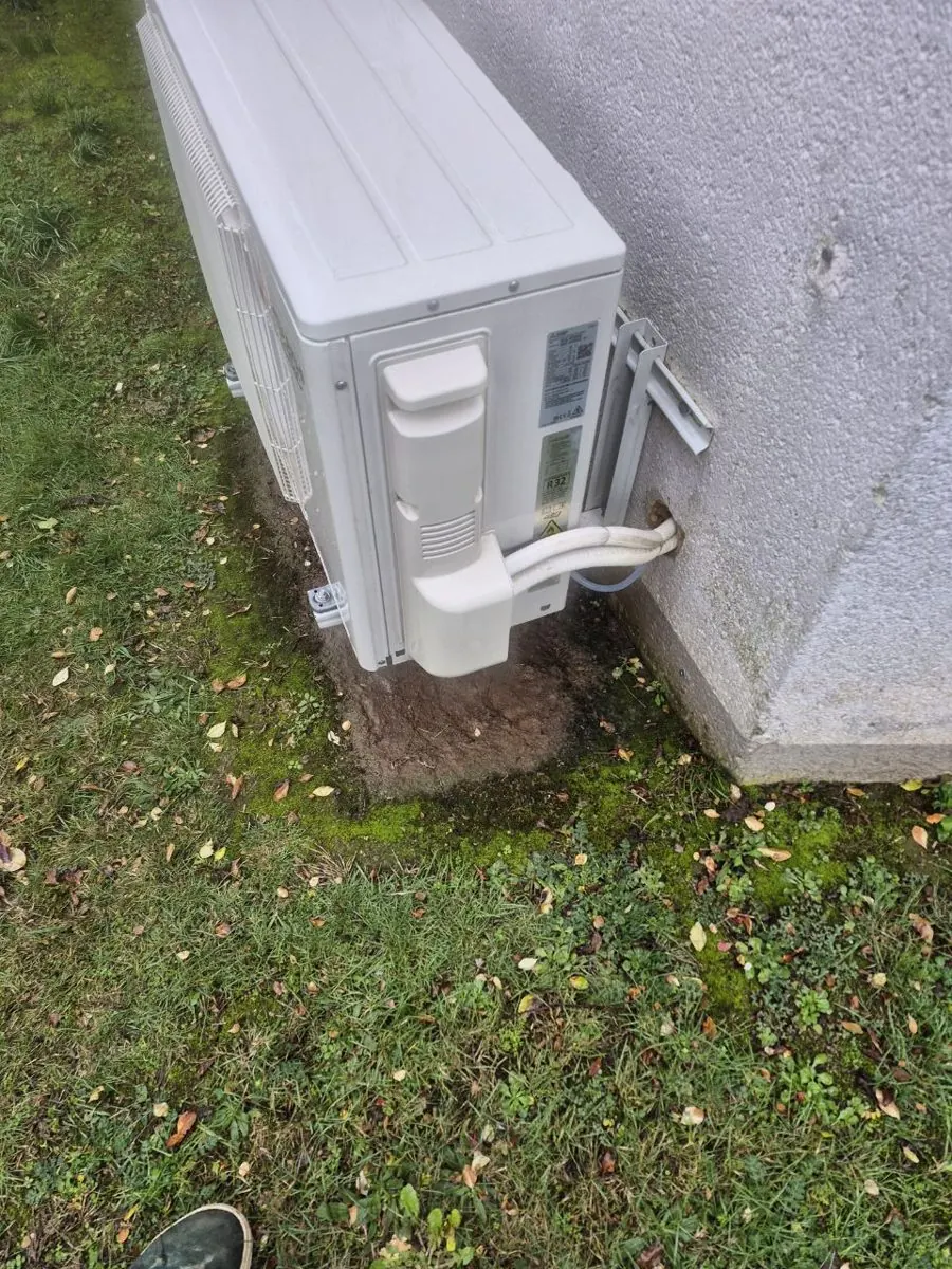 Groupe extérieur de climatisation installé en façade