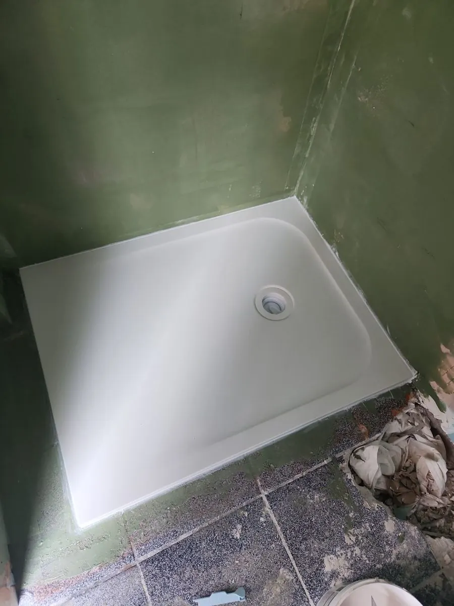 Receveur de douche posé avant finitions