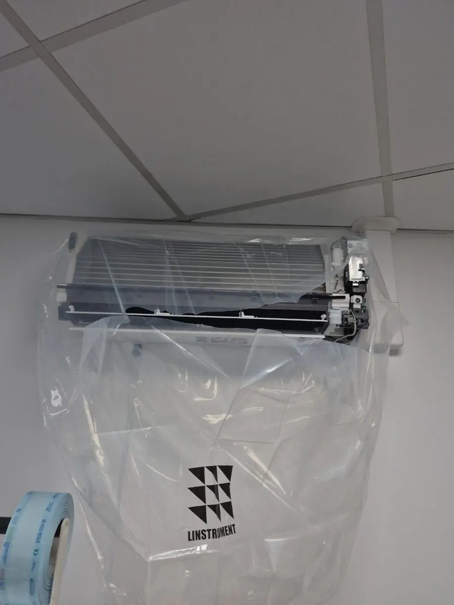 Unité intérieure de climatisation en cours de pose