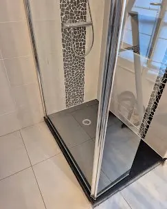 Pose d’une paroi et d’un receveur de douche