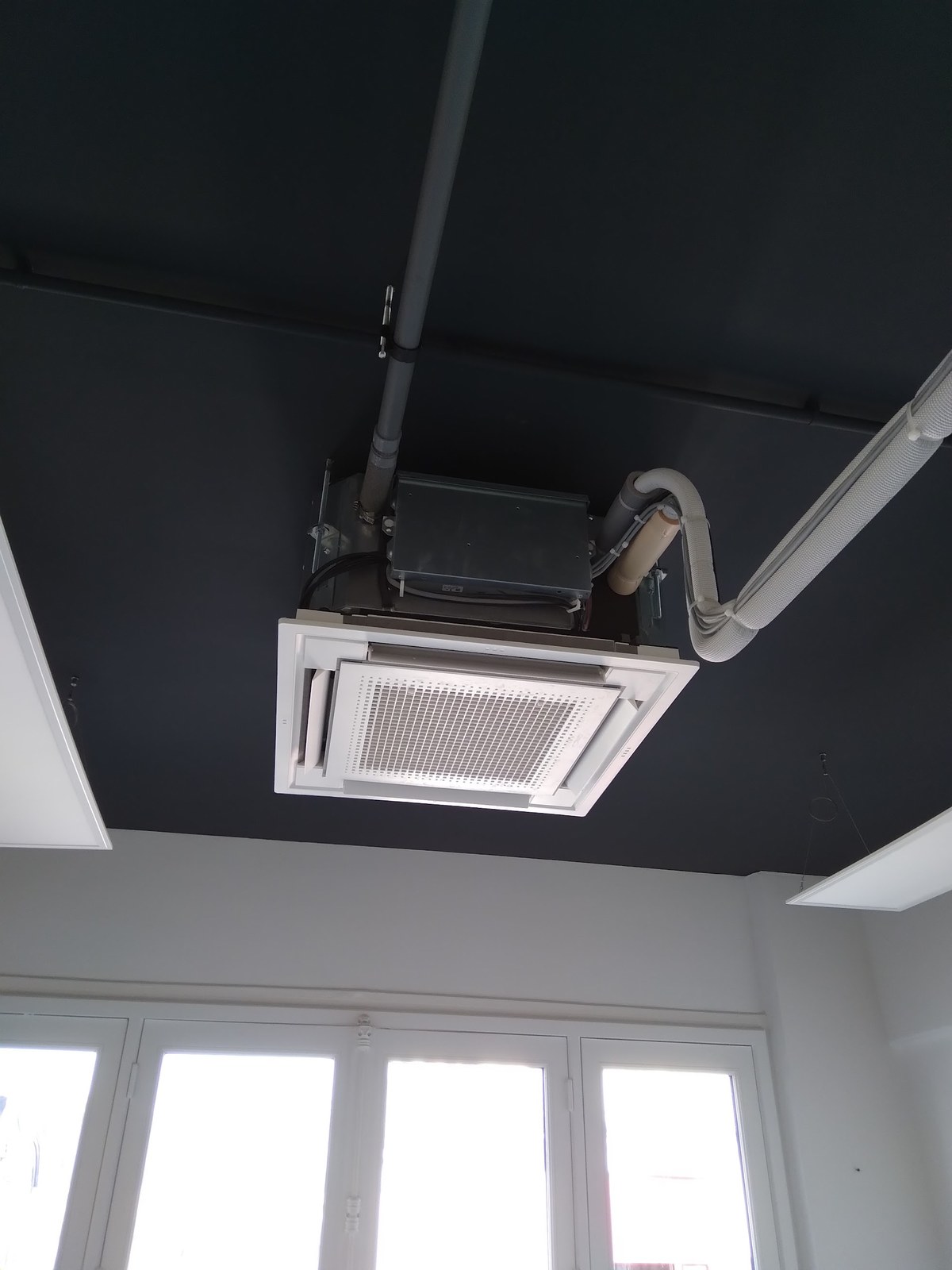 Cassette de climatisation installée au plafond par AMB Services en Seine-et-Marne 77