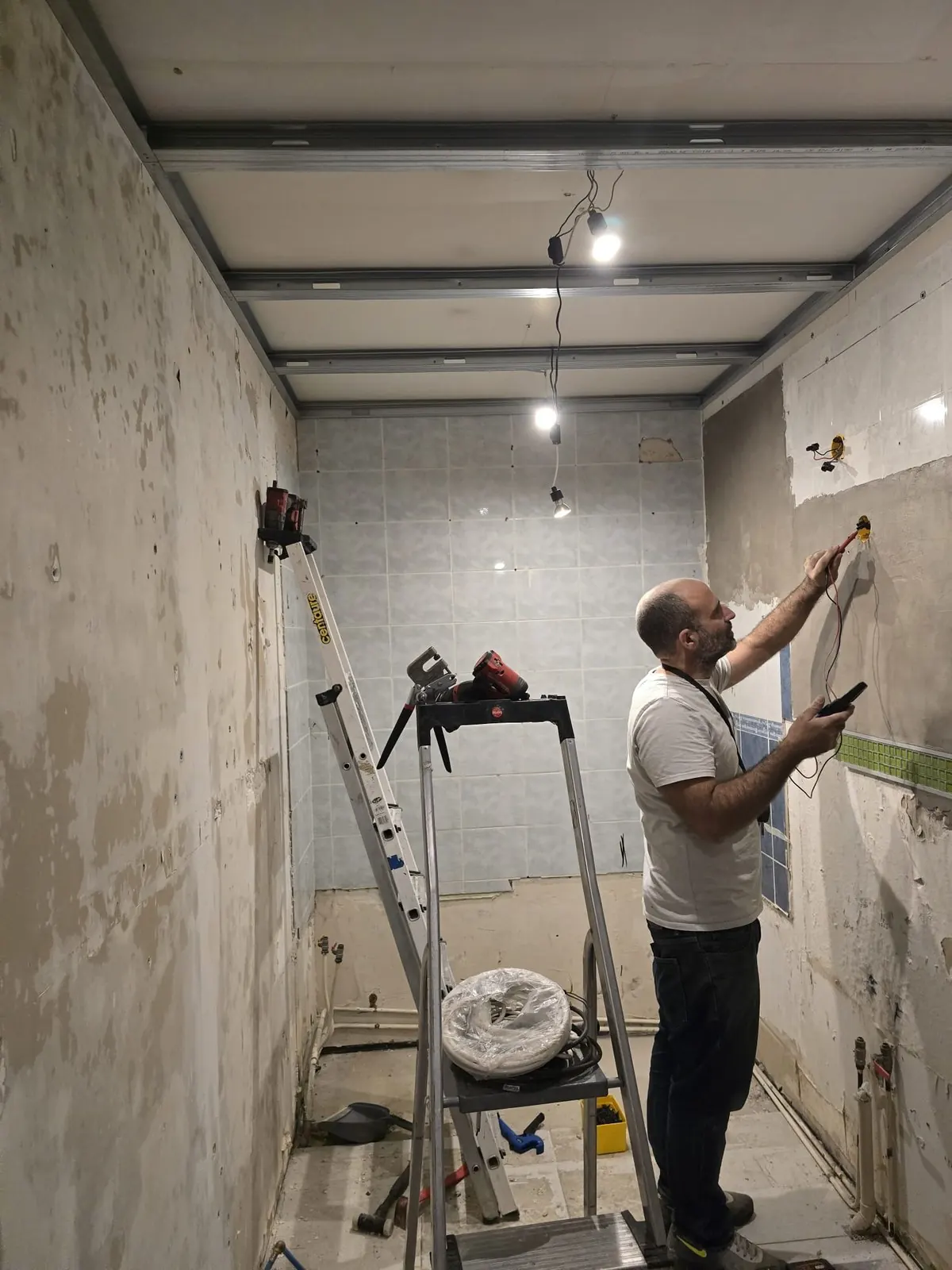 Préparation d’un mur avant finition